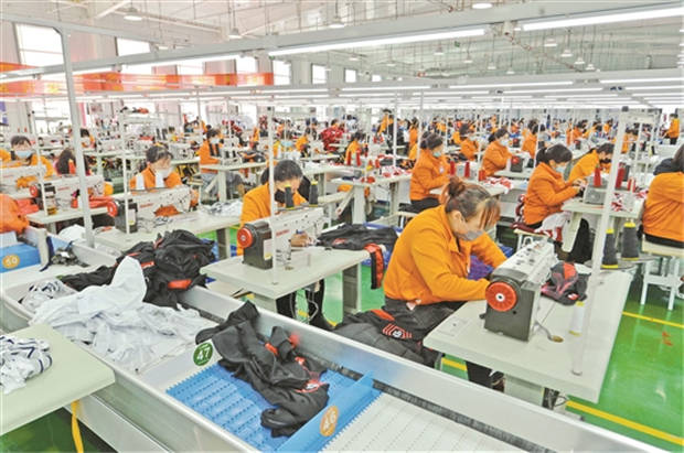 6月21日,榆社县山西森宏服装有限公司的生产线上,工人们正在精心制作