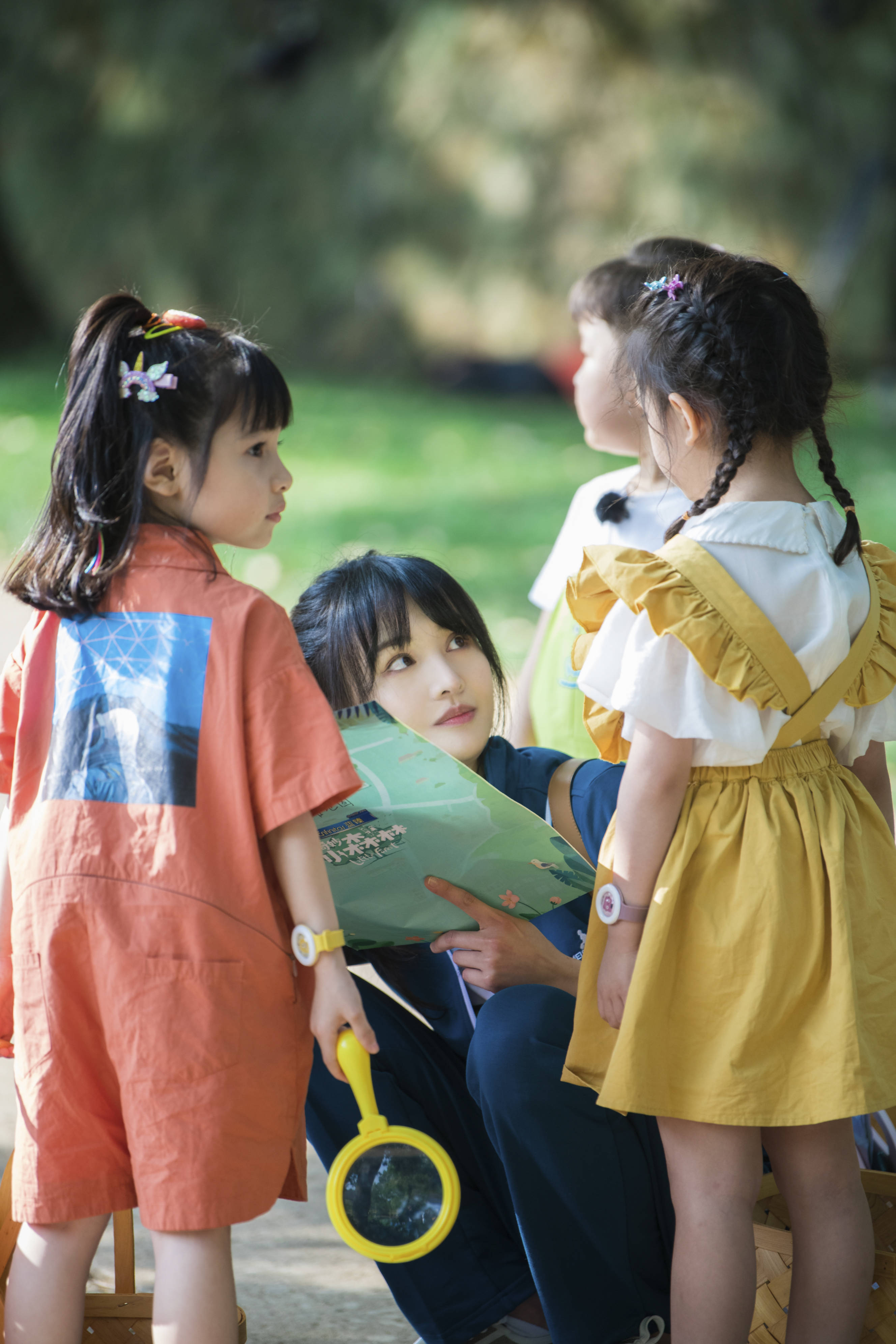 奇妙小森林 郑爽蓝色复古校服出镜 高马尾齐刘海少女感十足 剧照