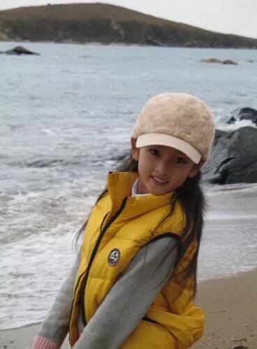 路人电梯偶遇宋祖儿，超近镜头下抓拍，一眼看