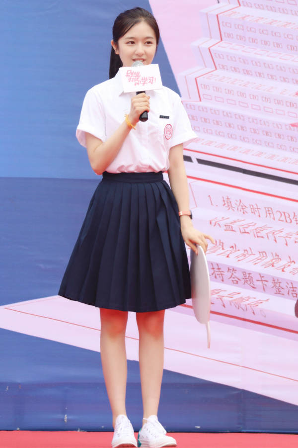 原创李兰迪重回"余周周"时代,穿白衬衫百褶裙,学霸少女好清纯