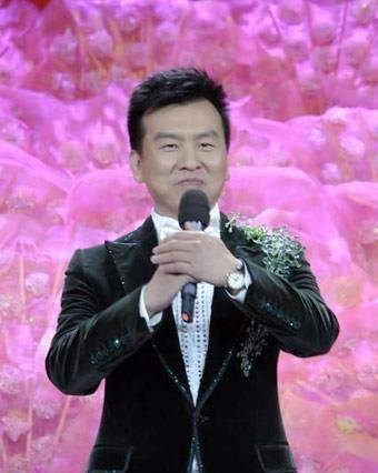 曾6次主持春晚的张泽群,向董卿求婚3次被拒,55岁依然孤身一人