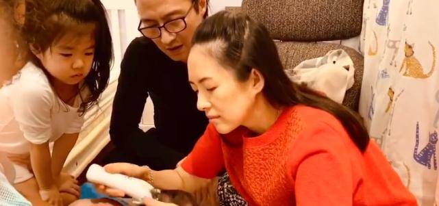 原创三个孩子为汪峰过节，二胎儿子胖手可爱，章子怡用蛋糕提3点要求