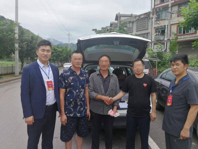 贵州一村民乘坐邻居三轮车出车祸,为10万余元医