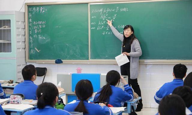 国家规定四种教师“退出机制”，触碰等于失业，教师悲催了！