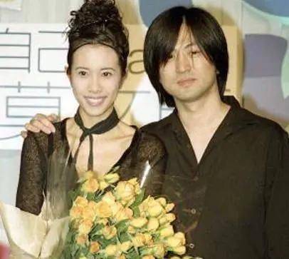 广岛之恋60岁张洪量曝近况标配长发仍潇洒身材挺拔似不老