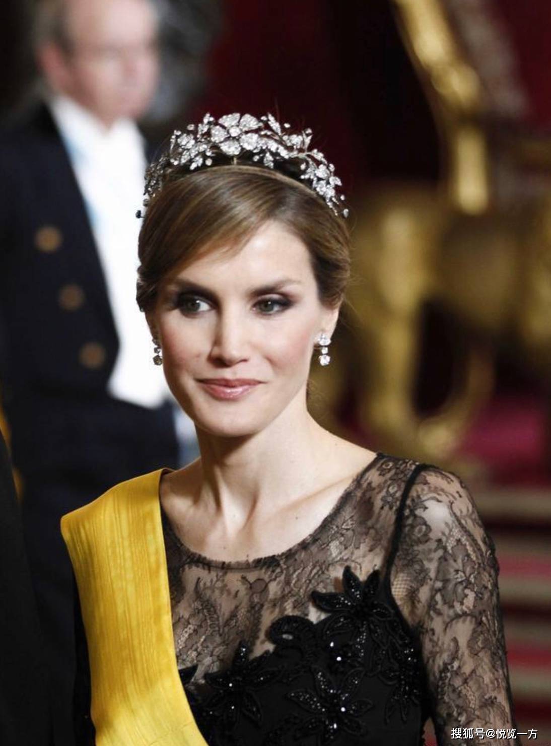 原创王冠礼服,欣赏西班牙王后莱蒂齐亚的自信之美
