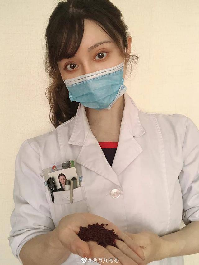 31岁美女医生怀孕6月秀腹肌,网友:我还不如一个孕妇