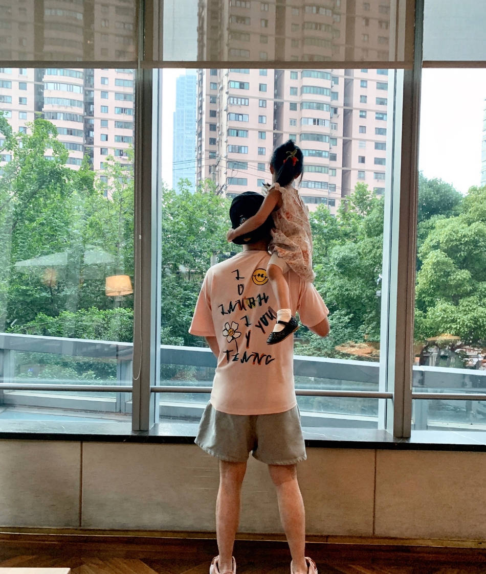 陈赫携俩女儿出游 怀里抱一个脖子上骑一个好幸福