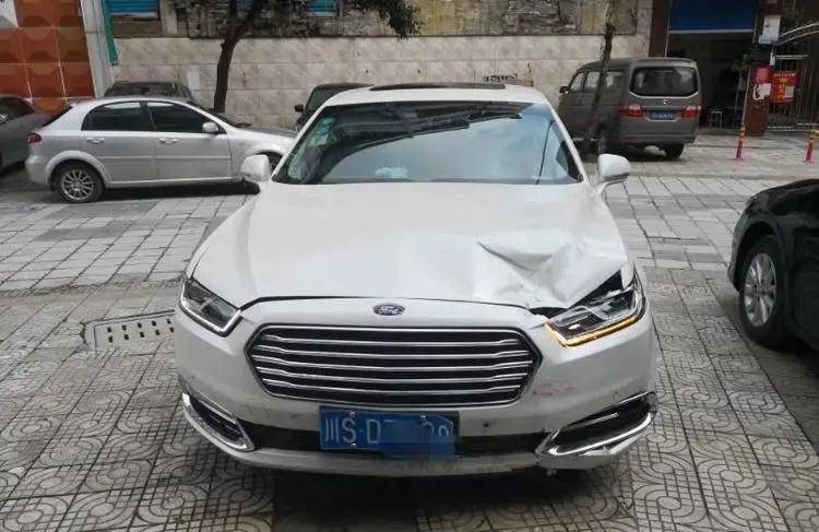 何某军|结果...跑脱是马老壳!达州男子撞坏护栏后驾车就跑