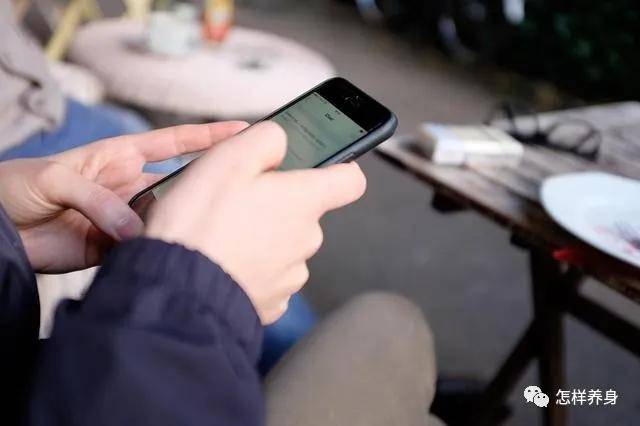 手机怎么挂脖子比较稳 7de62ab77f1b467f8f612552490b595d.jpeg