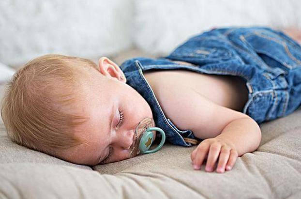 宝宝|父母请别过多干涉宝宝“趴睡”需要制止吗？若是超过一特定月龄