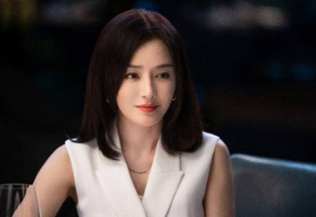 被黄晓明伤了情，被剧组罚了1000万，秦岚这10年