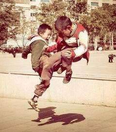 贵阳一外卖小哥被当街暴打，打人者很嚣张，原