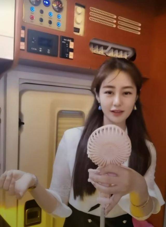 《乡爱》王小蒙晒房车却称活不起,遭同剧演员