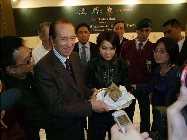 赌王第17个孩子身份揭开！体弱一直受保护，28年今天才公布与众