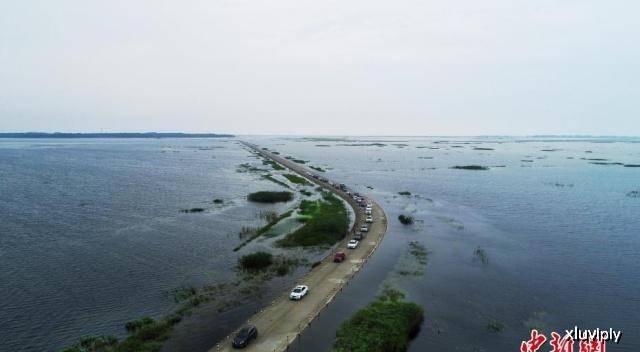 原创鄱阳湖水位上涨 江西"水上公路"引游客排长队赏景