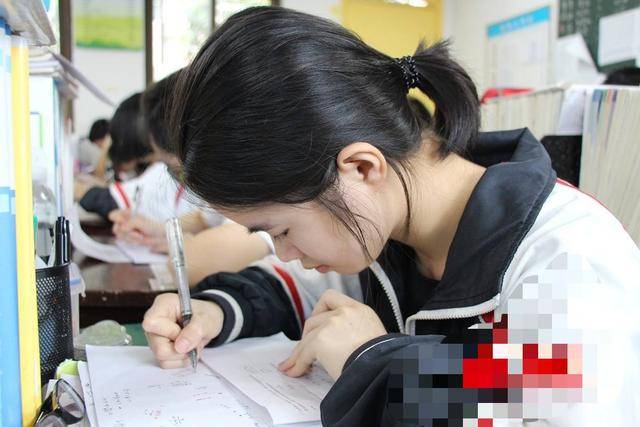原创熬夜就是冲刺？这样的高三学生“很危险”，网友：高考在白天考