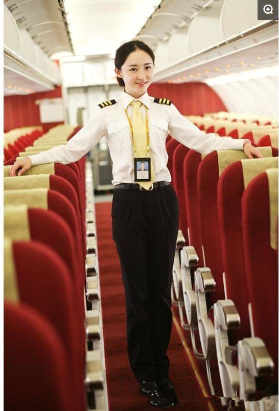 实拍西部航空最美首位女飞行员不愿当空姐美貌与才华兼顾