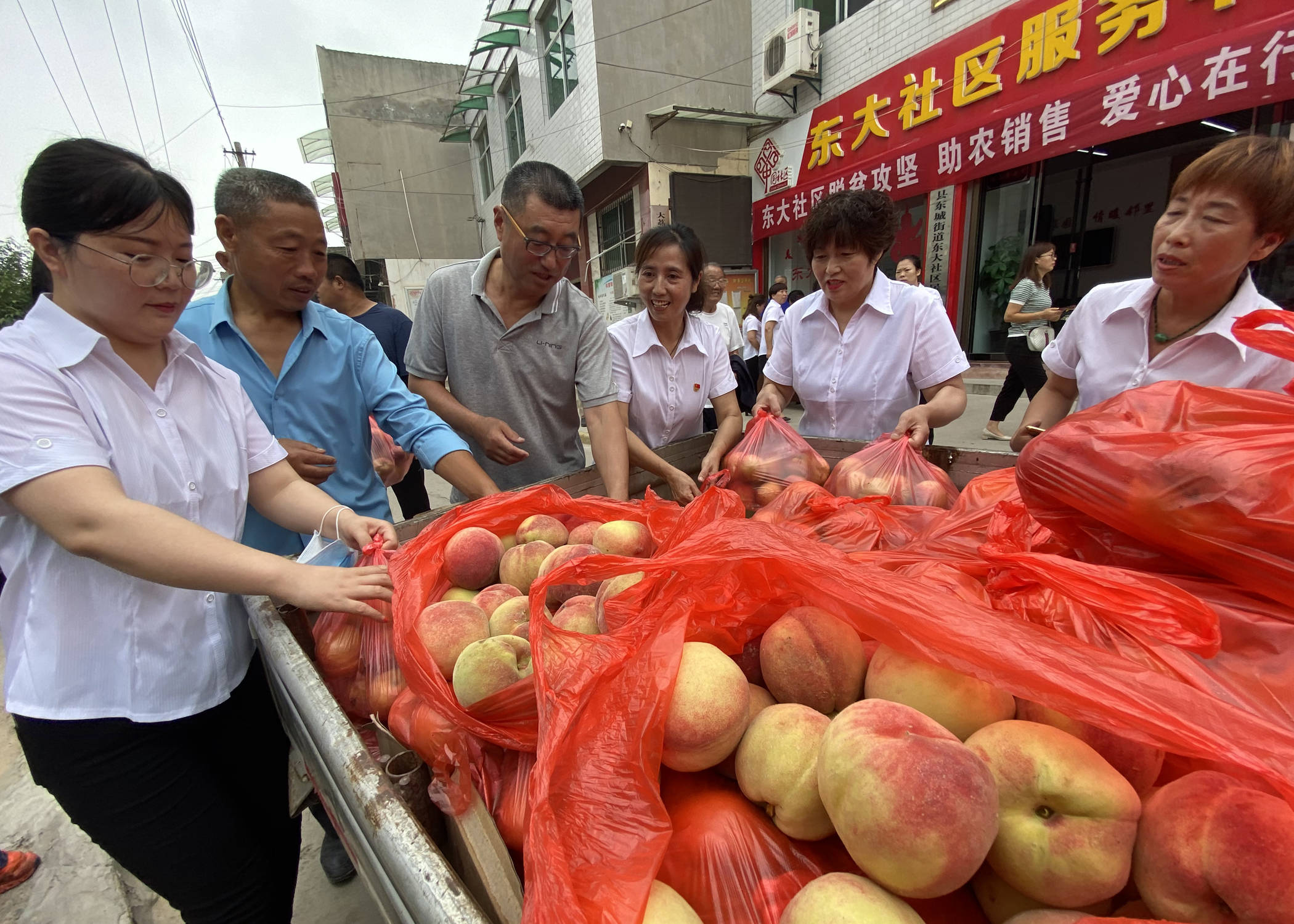 大荔东城街道帮助果农消费扶贫促销忙