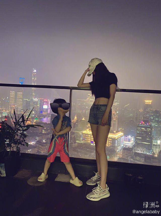 偶遇baby带小海绵游泳,素颜穿着保守不下水,看保姆教儿子游泳