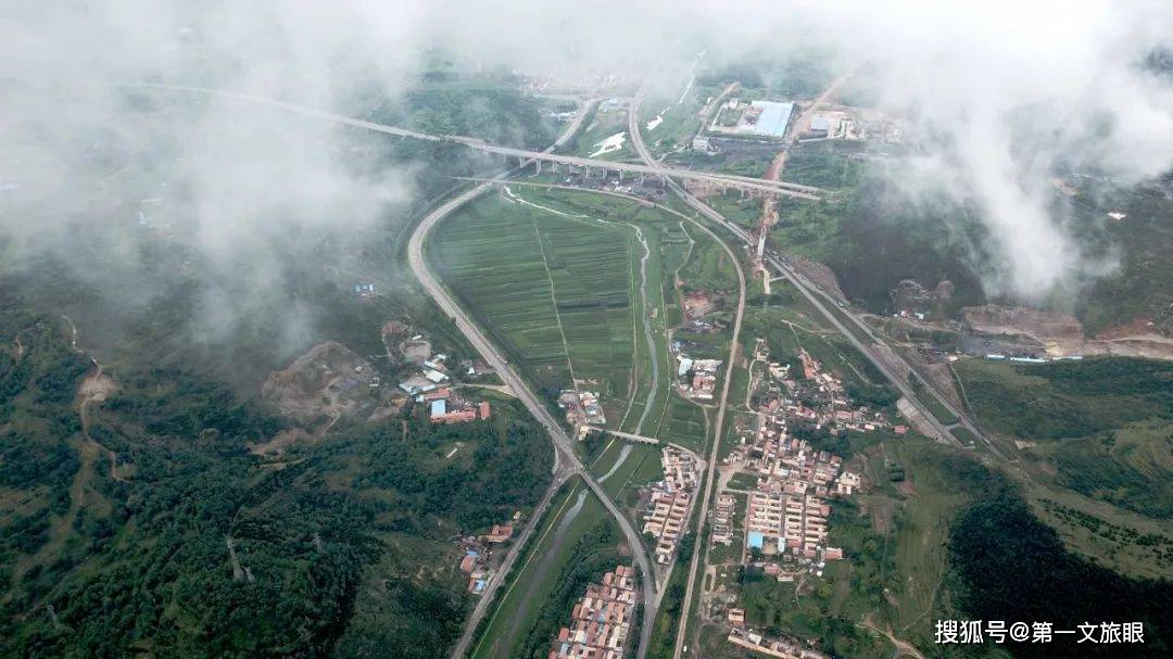 山西省和顺县,太行山上的高速公路 航拍:施雨茵(图片专供)
