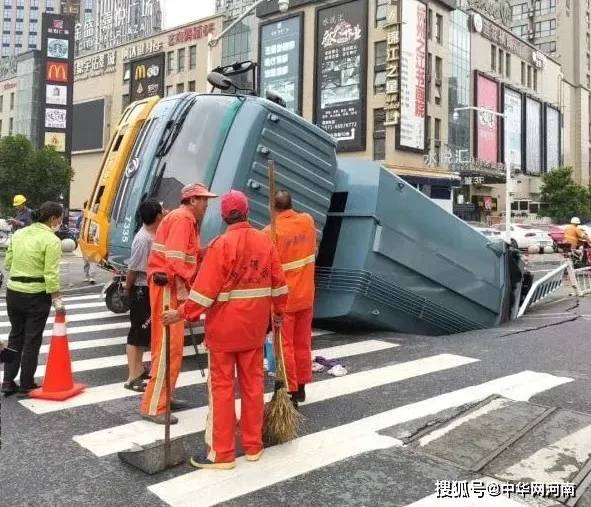 突发!今晨杭州两处路面出现塌陷,垃圾车直接