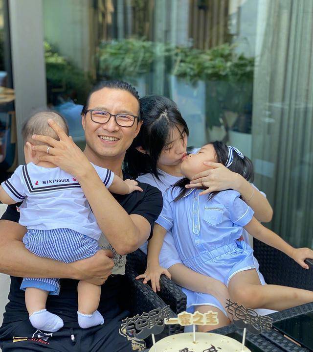 章子怡为汪峰庆49岁生日，带俩女儿跳荧光舞，汪峰：最幸福的礼物