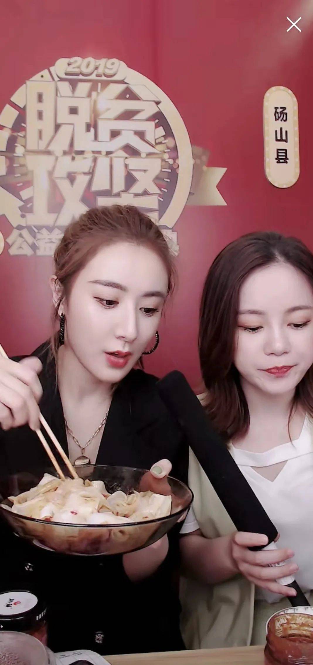 薇娅直播间热闹却不吵,团队配合默契,比较神奇的是,一旦薇娅在现场