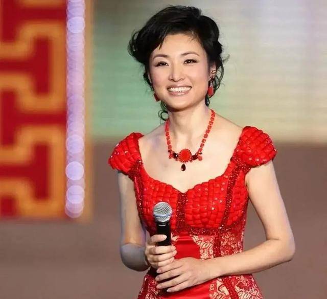 曾是央视最美主持人,16次主持春晚的她圆了当演员的梦想