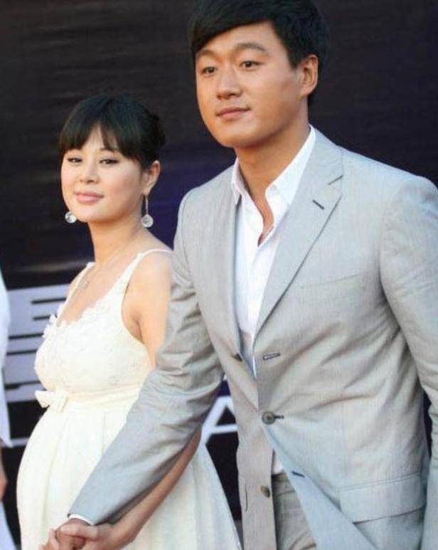 作为赵宝刚十分欣赏的一位男演员, 佟大为结婚的时候,就邀请了赵宝刚