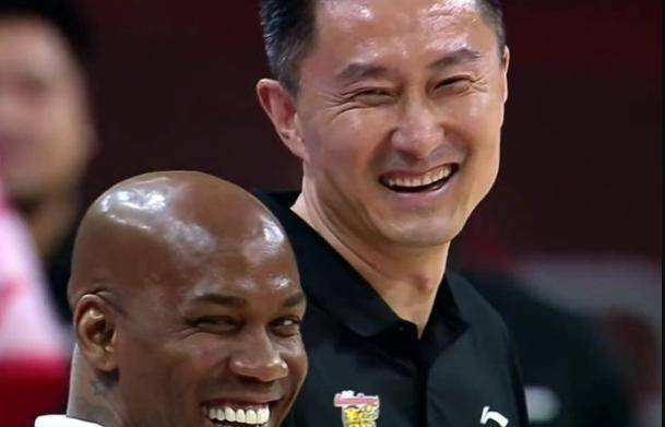 马布里|原创45分惨败还能开怀大笑？老马与杜锋热情拥抱 网友：敬业假笑