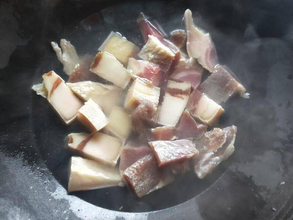 将切好的笋,焯烫好的咸肉一起放入高压锅中,加2勺生抽调味,然后加适量