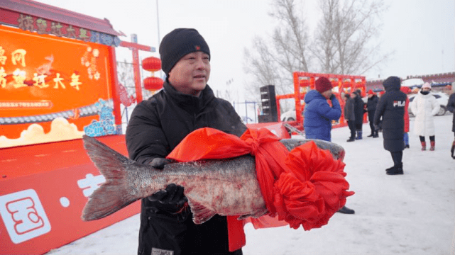 网捞鱼过大年抱得大鱼归丰收的喜悦兴高采烈坐雪圈松花湖湖区资源禀赋
