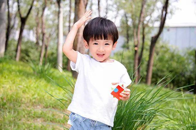其实，孩子最会“察言观色”，你的微笑是打开他们心门的钥匙