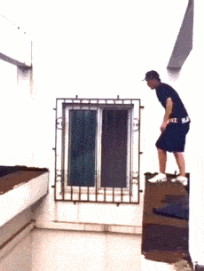 搞笑gif趣图:大姐,你这味道我真的受不了了,咱穿上鞋可以吗?