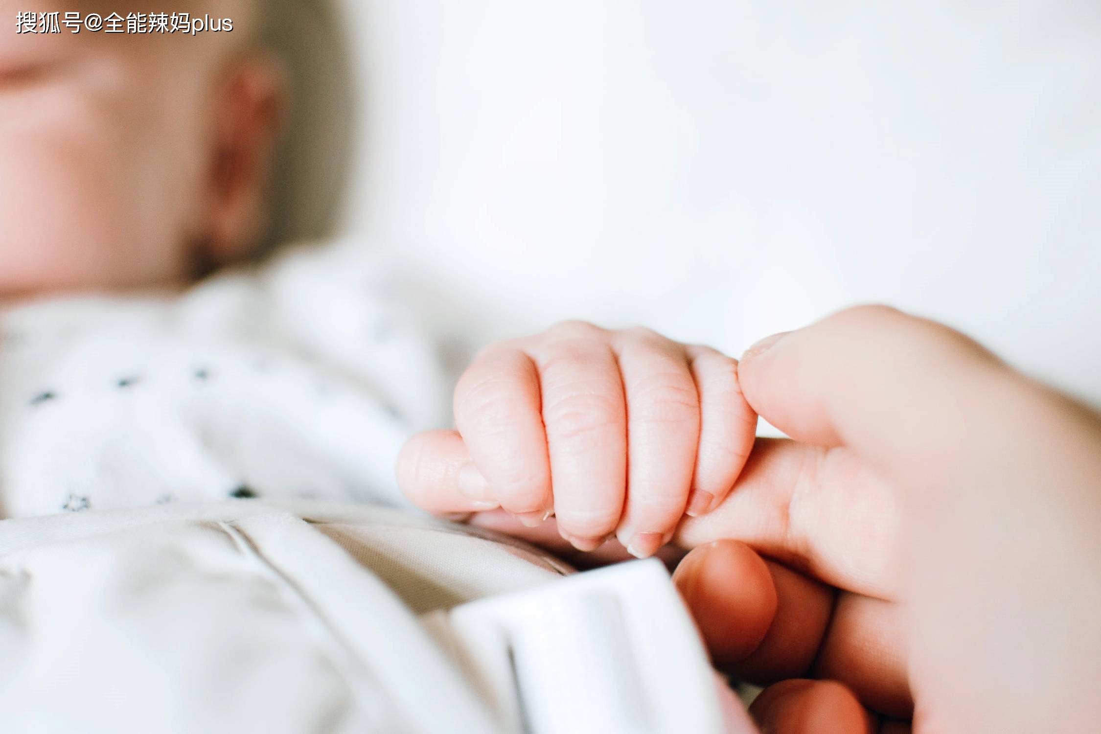 孩子|是“投胎转世”被踢？医生说出真相新生宝宝屁股上带“淤青”