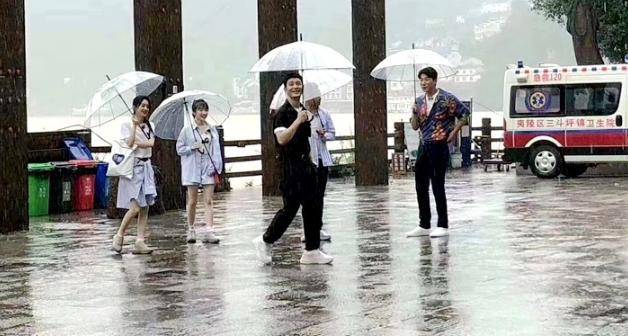 颖宝|原创中餐厅路透再曝光，众人打伞挡雨，赵丽颖花式穿搭抢镜