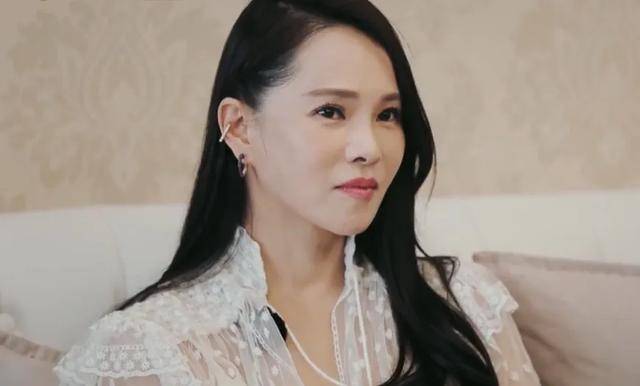 原创同是姐弟恋再婚，钟丽缇做梦都想高龄生子，伊能静为什么不得人心
