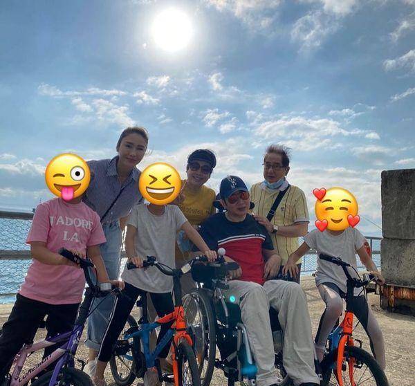 好温馨！黎姿为父母庆祝金婚，三代同堂，老公马廷强罕有现身