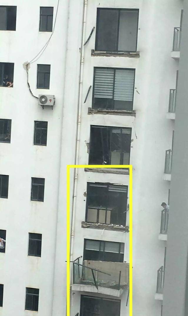 自建房阳台往外悬挑2米,比别人家的宽敞,师傅:不加固迟早要塌