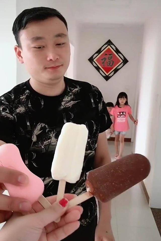 妈妈用肥皂充当雪糕“戏弄”孩子，爸爸做法亮了，网友：有本事当面吃