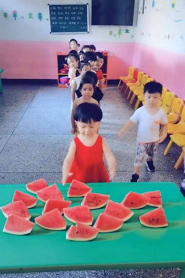 幼儿园宝宝领西瓜，插队、挑三拣四、争抢问题多，老师看了不淡定