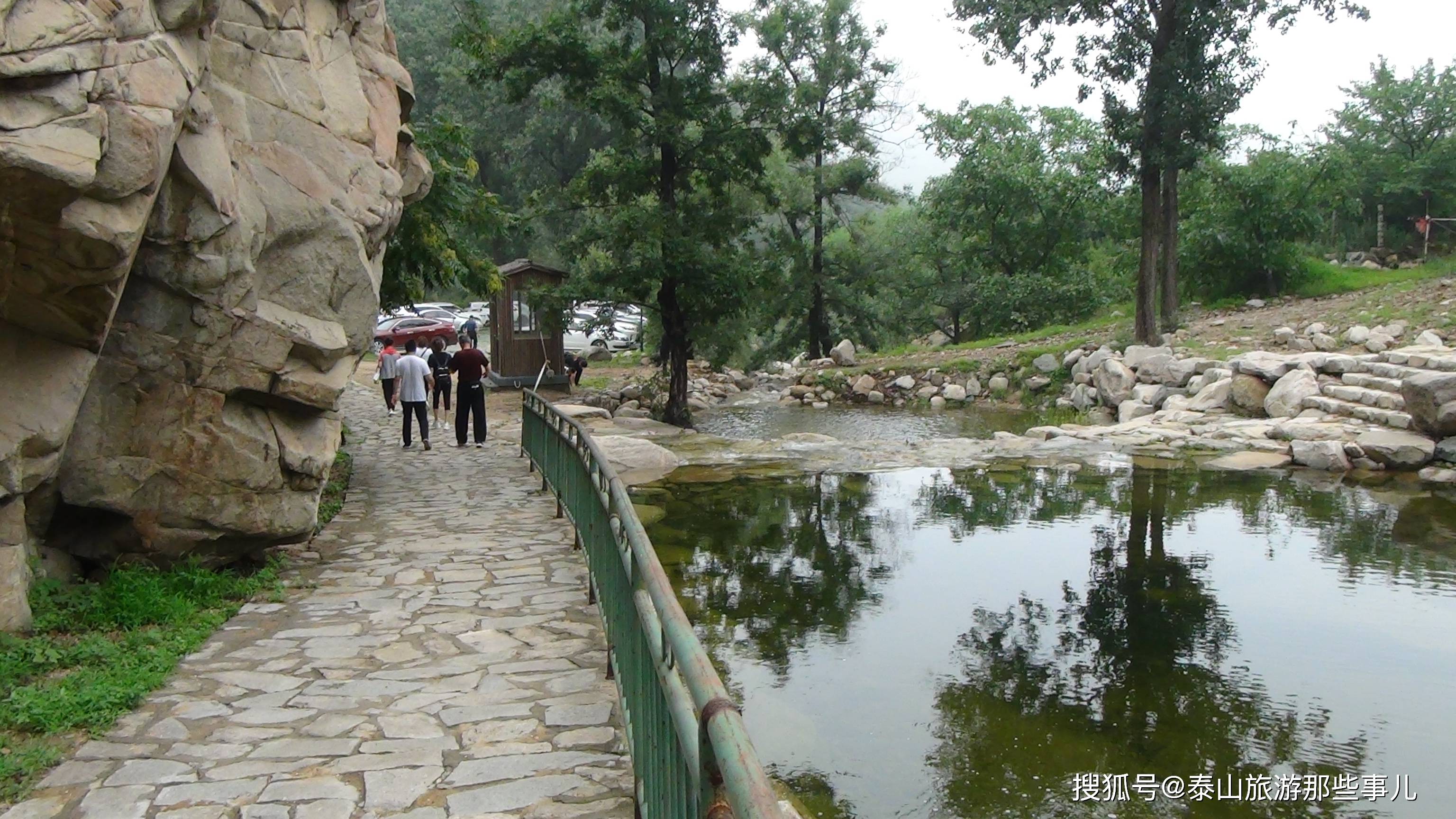 泰山又一景点走红瀑布轰鸣玻璃栈道奇险全家人旅游的好地方