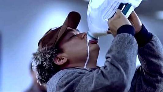 男子高铁安检被拒,一口气喝下4000元茅台