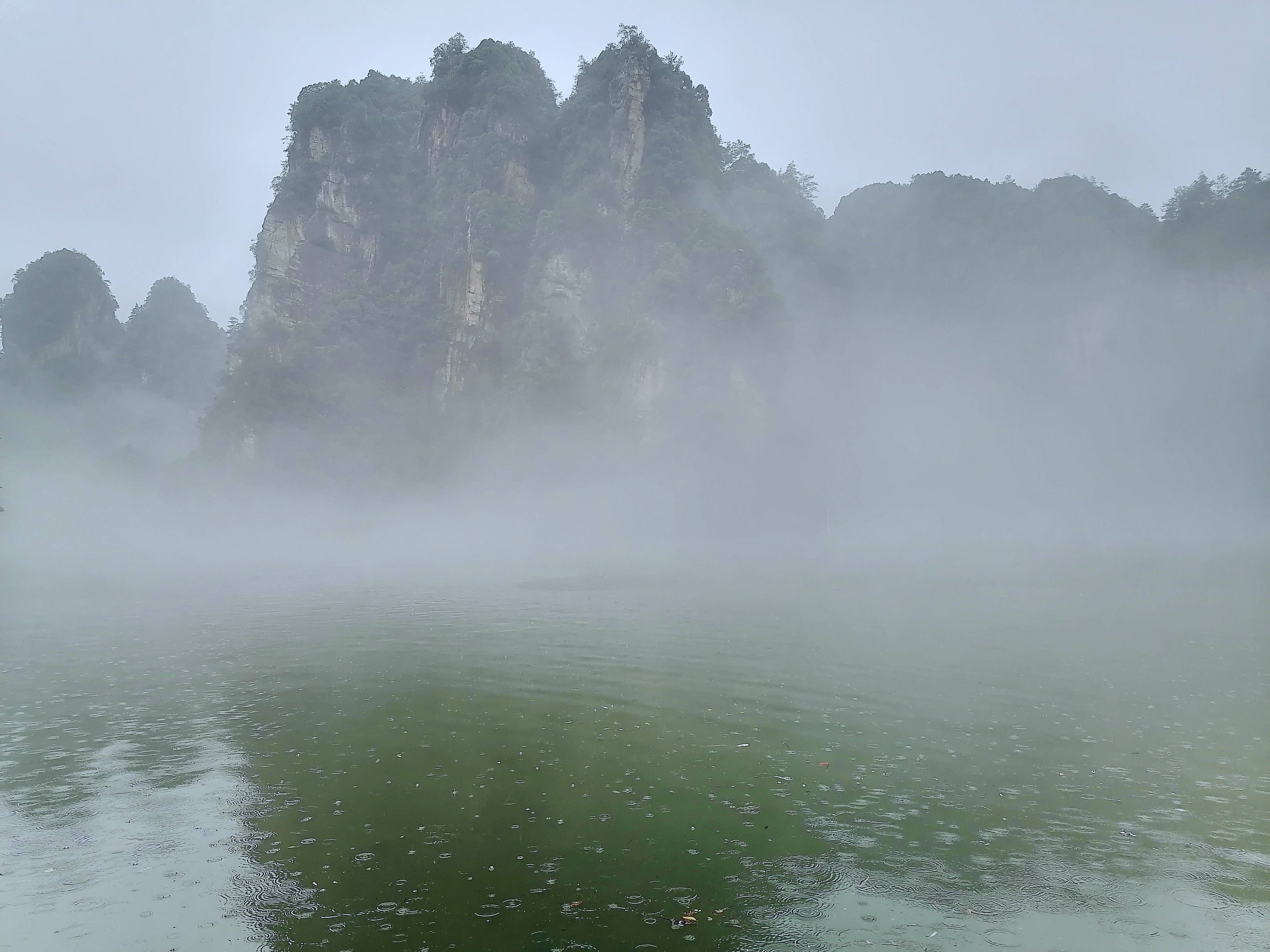 张家界宝峰湖平流雾美景如诗画仙境