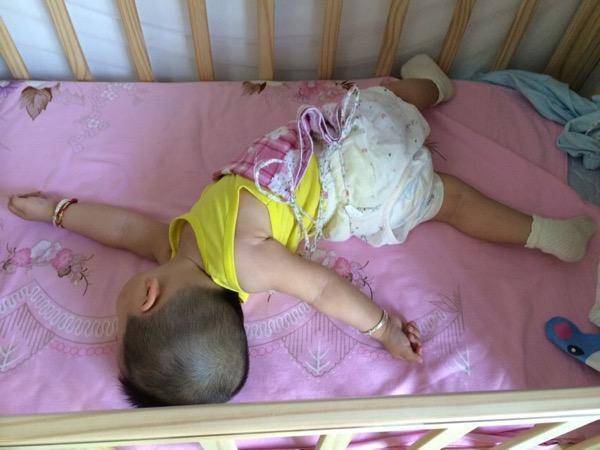 宝宝|短期内易引发缺氧，长远来看还容易自毁颜值宝宝常用的一种睡姿