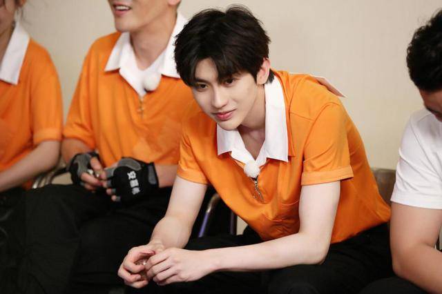 蔡徐坤|杜华烫嘴普通话成笑料，王鹤棣蔡徐坤林更新也因口音被质疑