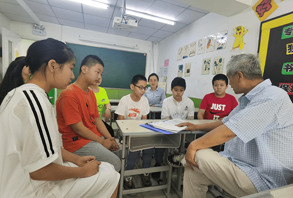 校长王苹,班主任孙淑芳,学管师,五位学生梅靖萱,王旭,王柯颉,陶振宇