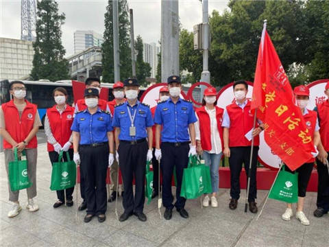 昆山市城管局组建机关突击队投身文明城市创建一线_进行