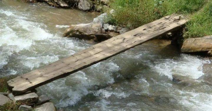 梦境之桥，与曾经心动的影子共情——解读梦见曾经喜欢过的人在我面前哭的深层含义